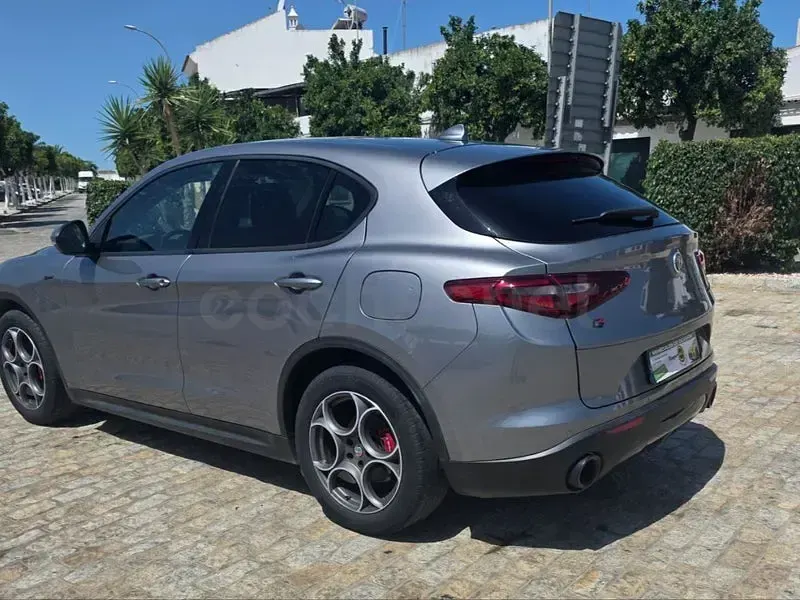 Usado Alfa Romeo Stelvio Super 190 CV (139 kW) 2022 Gris / plata SUV
