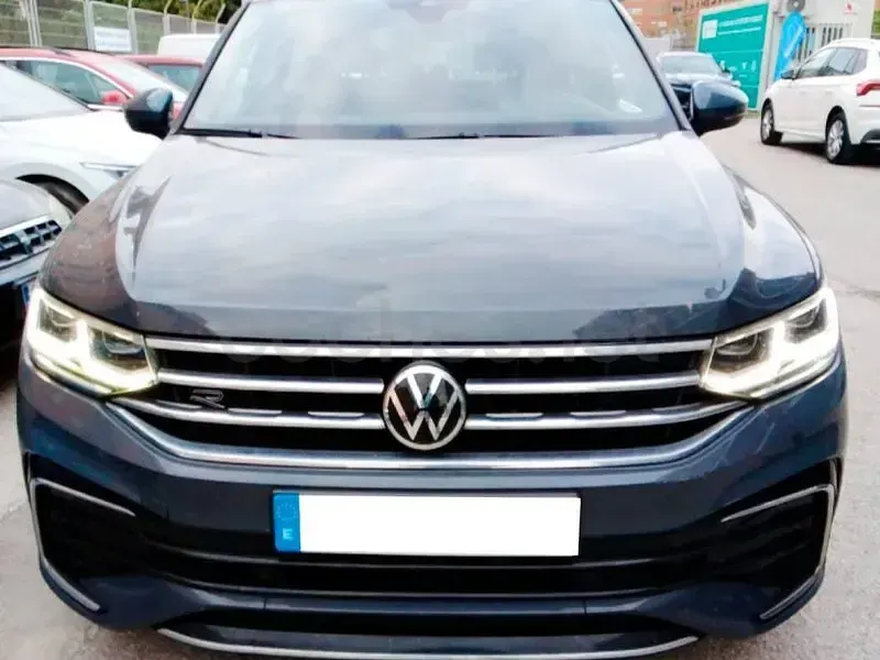 Usado VW Tiguan R-line 150 CV (110 kW) 2022 Gris / plata SUV