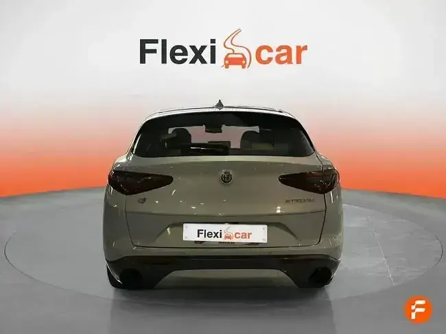 Usado Alfa Romeo Stelvio Ti 210 CV (154 kW) 2022 Blanco SUV