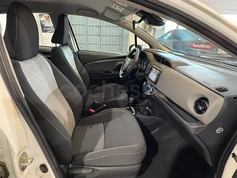 Usado Toyota Yaris Hybrid Active 100 CV (73 kW) 2020 Blanco Berlina