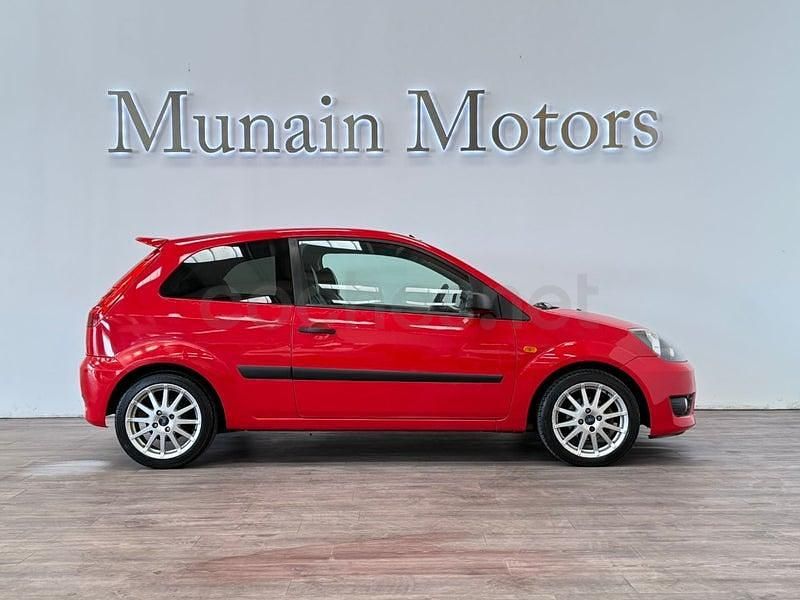 Usado Ford Fiesta Sport 90 CV (66 kW) 2006 Rojo Utilitario