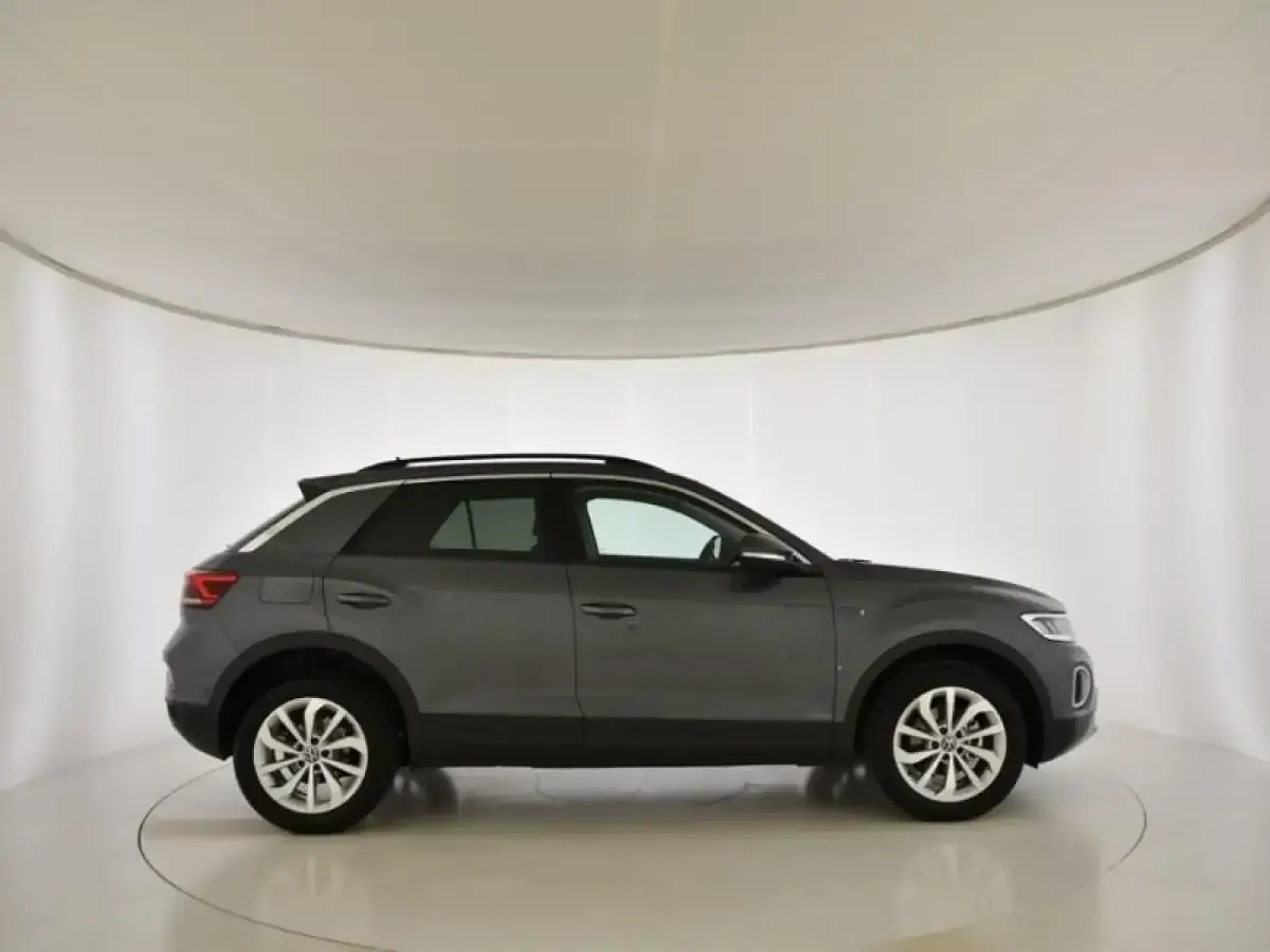 Usado VW T-Roc Life 110 CV (80 kW) 2022 Gris/plata SUV