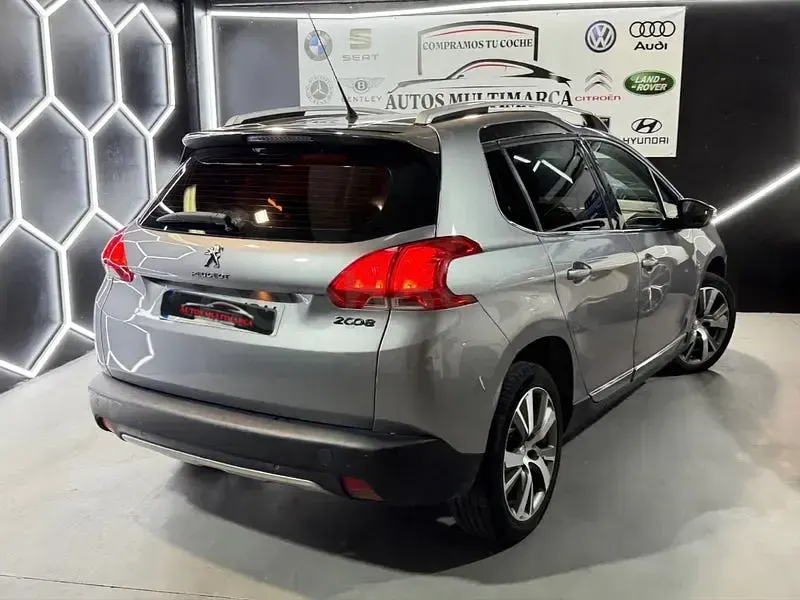 Usado Peugeot 2008 Allure 120 CV (88 kW) 2015 Gris / plata SUV