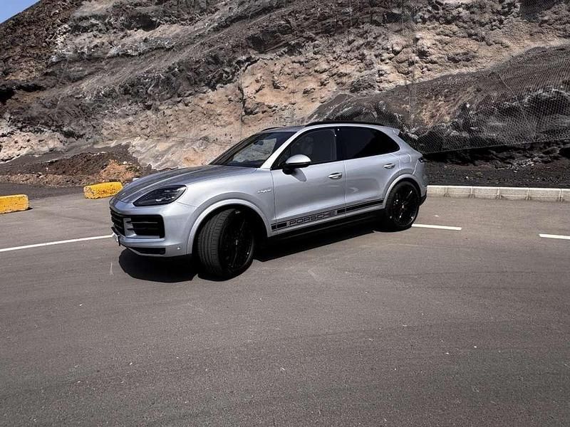 Käytetty Porsche Cayenne 519 HP (381 kW) 2024 Harmaa Katumaasturi