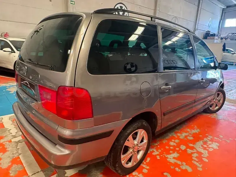 Usado Seat Alhambra Reference 140 CV (102 kW) 2008 Gris / plata Monovolumen