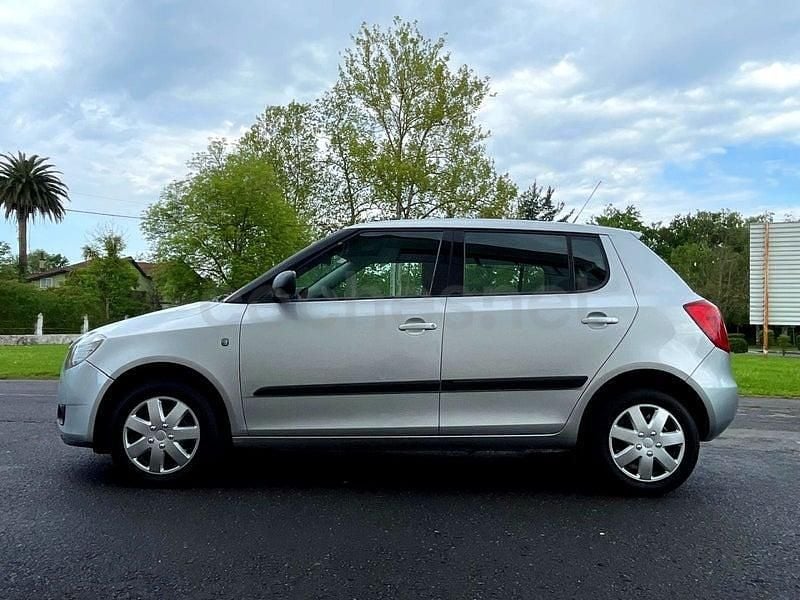 Usado Skoda Fabia Style 80 CV (58 kW) 2009 Gris / plata Berlina