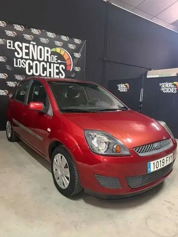 Usado Ford Fiesta Futura 80 CV (58 kW) 2007 Rojo Utilitario