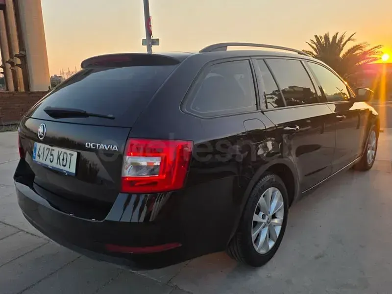 Usado Skoda Octavia Style 150 CV (110 kW) 2017 Negro Familiar