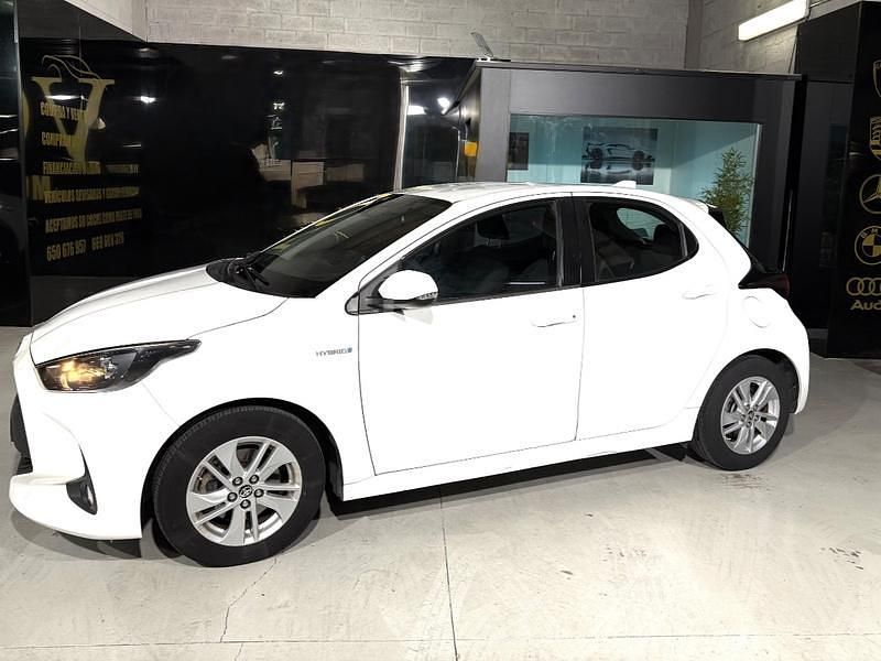 Usado Toyota Yaris Hybrid Business Edition 116 CV (85 kW) 2021 Blanco Berlina