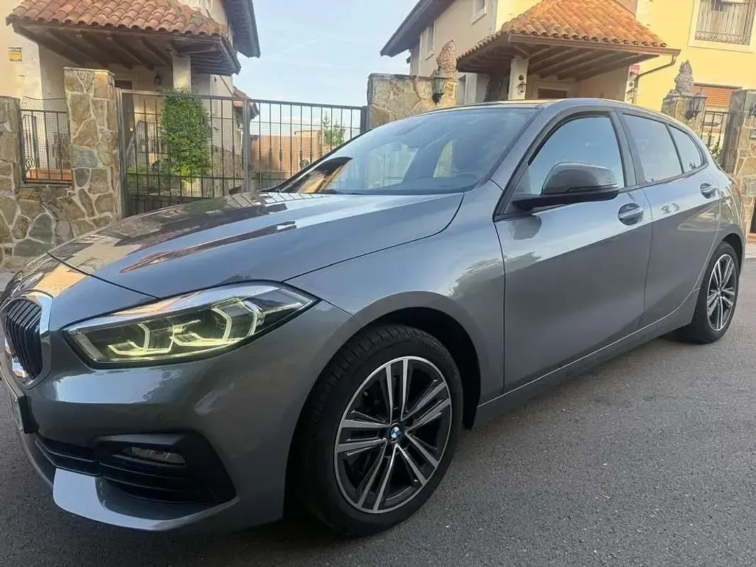 Usado BMW 118 150 CV (110 kW) 2022 Gris Utilitario