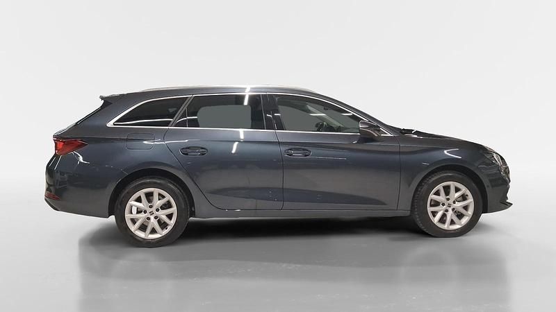 Usado Seat Leon Style 150 CV (110 kW) 2025 Gris / plata Berlina