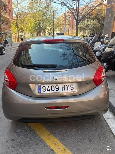 Usado Peugeot 208 Active 82 CV (60 kW) 2014 Beige Utilitario