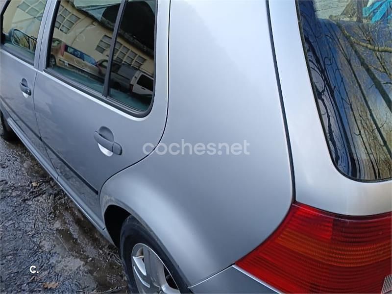 Usado VW Golf IV Highline 130 CV (95 kW) 2002 Gris / plata Berlina