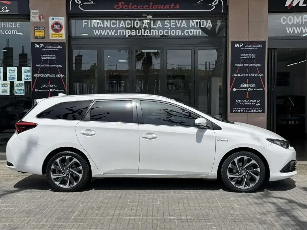 Usado Toyota Auris Touring Sports 136 CV (100 kW) 2016 Blanco Familiar