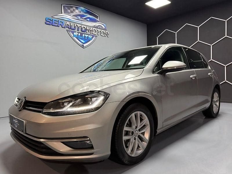 Usado VW Golf VII Advance 115 HP (84 kW) 2020 Cinzento Sedan