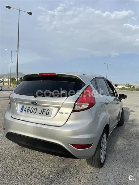 Usado Ford Fiesta Trend 75 CV (55 kW) 2015 Gris / plata Utilitario