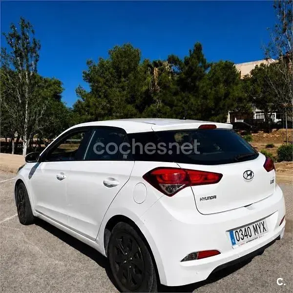 Usado Hyundai i20 75 CV (55 kW) 2018 Blanco Berlina
