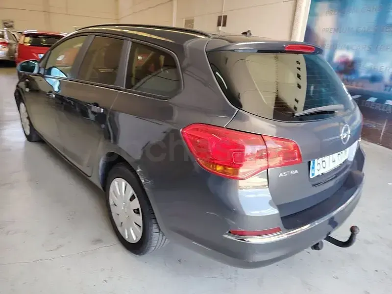 Usado Opel Astra Excellence 110 CV (80 kW) 2013 Gris / plata Familiar