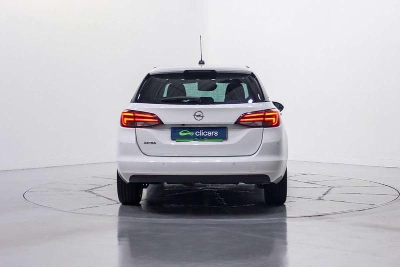 Usado Opel Astra Innovation 136 CV (100 kW) 2019 Blanco Familiar