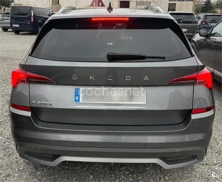 Usado Skoda Kamiq Style 110 CV (80 kW) 2022 Gris / plata SUV
