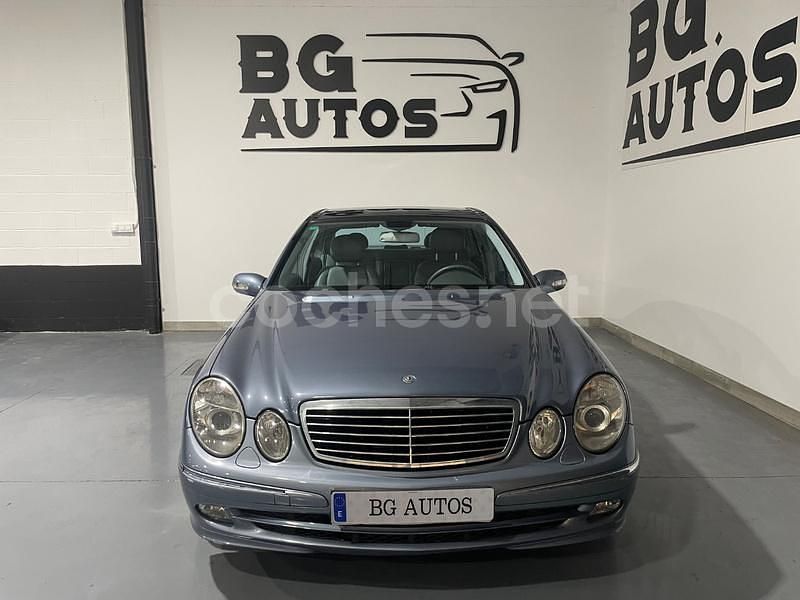 Usado Mercedes E220 Avantgarde 150 CV (110 kW) 2005 Azul Berlina