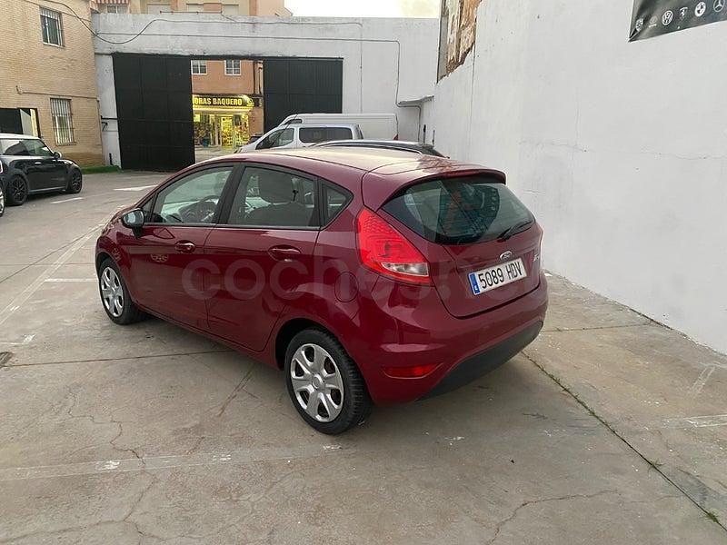 Begagnad Ford Fiesta Trend 70 HK (51 kW) 2011 Röd Halvkombi
