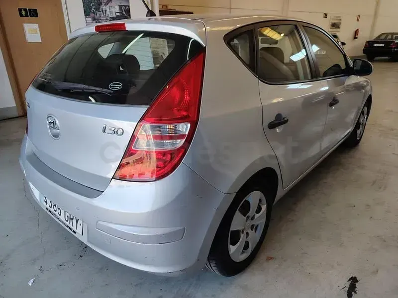 Usado Hyundai i30 Comfort 109 CV (80 kW) 2009 Gris / plata Berlina
