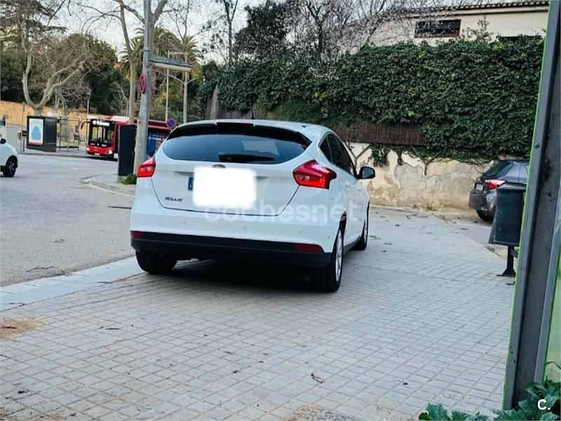 Usado Ford Focus Trend 120 CV (88 kW) 2017 Blanco Berlina