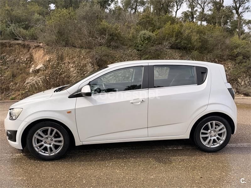 Usado Chevrolet Aveo LTZ 100 CV (73 kW) 2013 Blanco Berlina