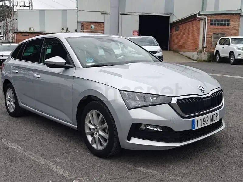 Usado Skoda Scala Ambition 95 CV (69 kW) 2023 Gris / plata Utilitario