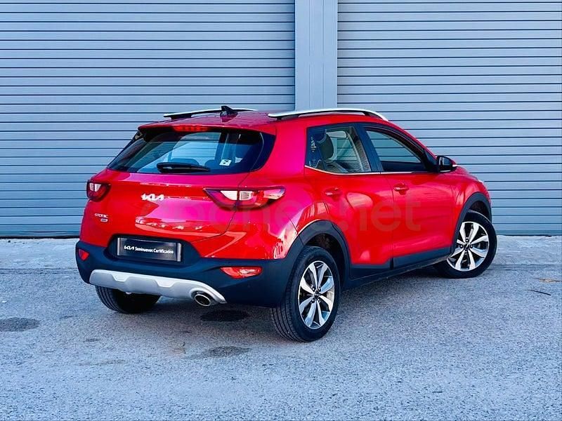 Usado Kia Stonic 100 CV (73 kW) 2024 Rojo SUV