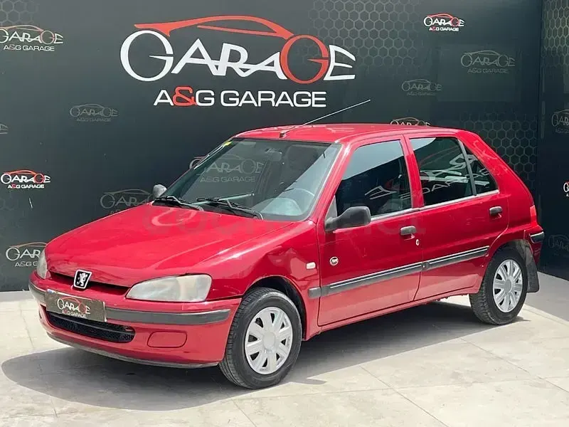 Usado Peugeot 106 60 CV (44 kW) 2001 Granate Utilitario