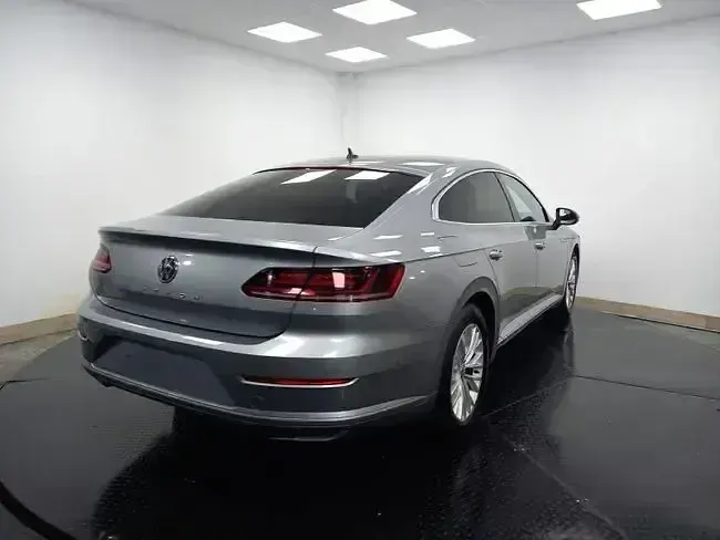 Usado VW Arteon 151 CV (111 kW) 2019 Gris Berlina