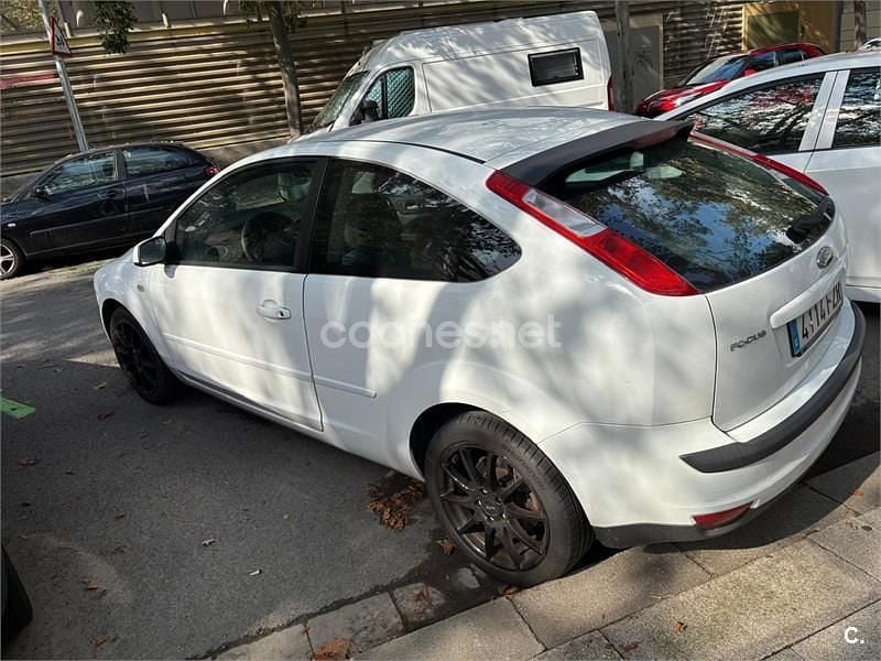 Usado Ford Focus Trend 115 CV (84 kW) 2007 Blanco Berlina