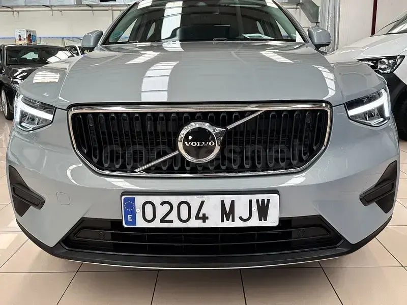 Usado Volvo XC40 129 CV (94 kW) 2023 Gris / plata SUV