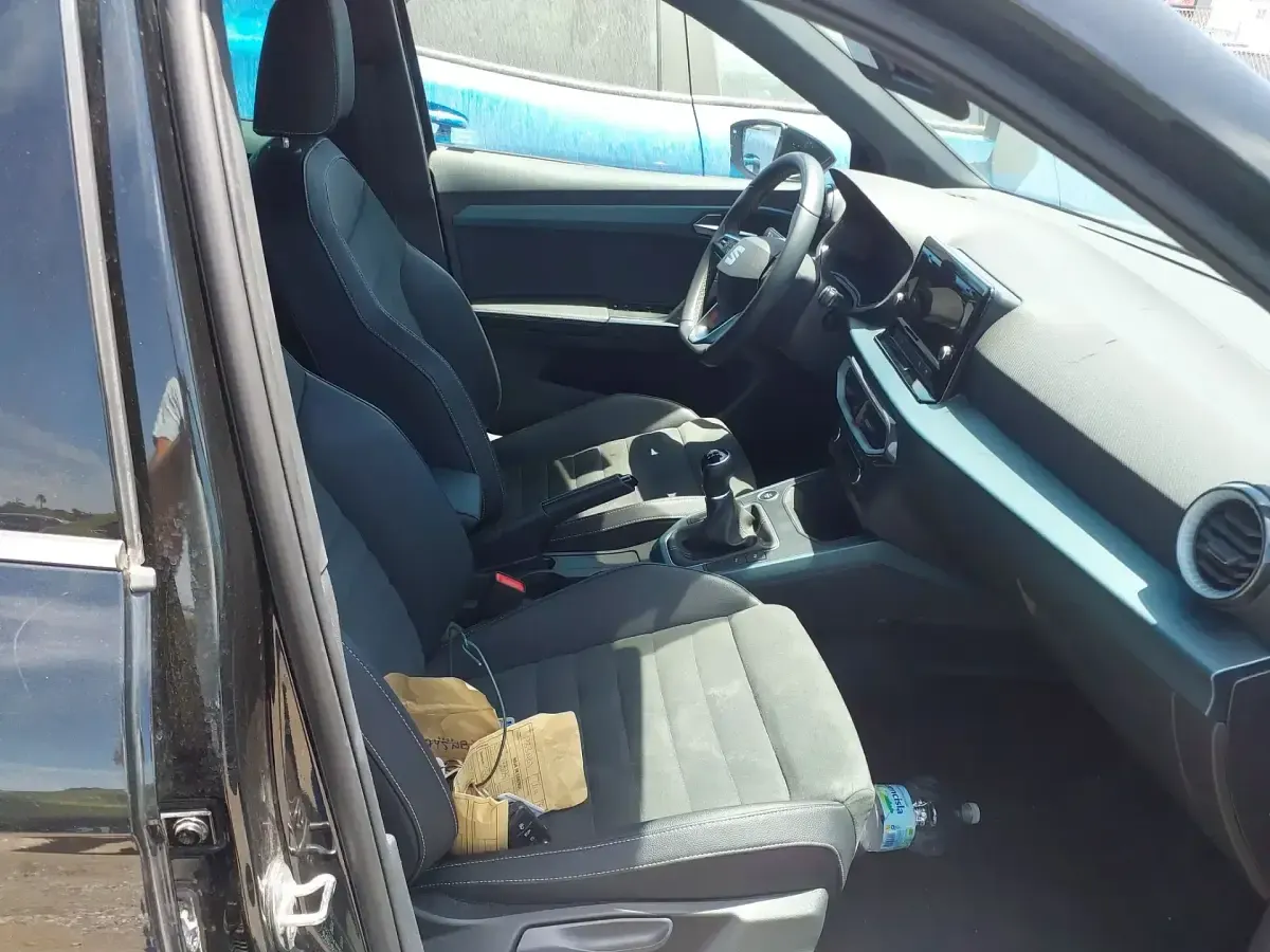 Usado Seat Arona Xperience 116 CV (85 kW) 2025 Negro SUV