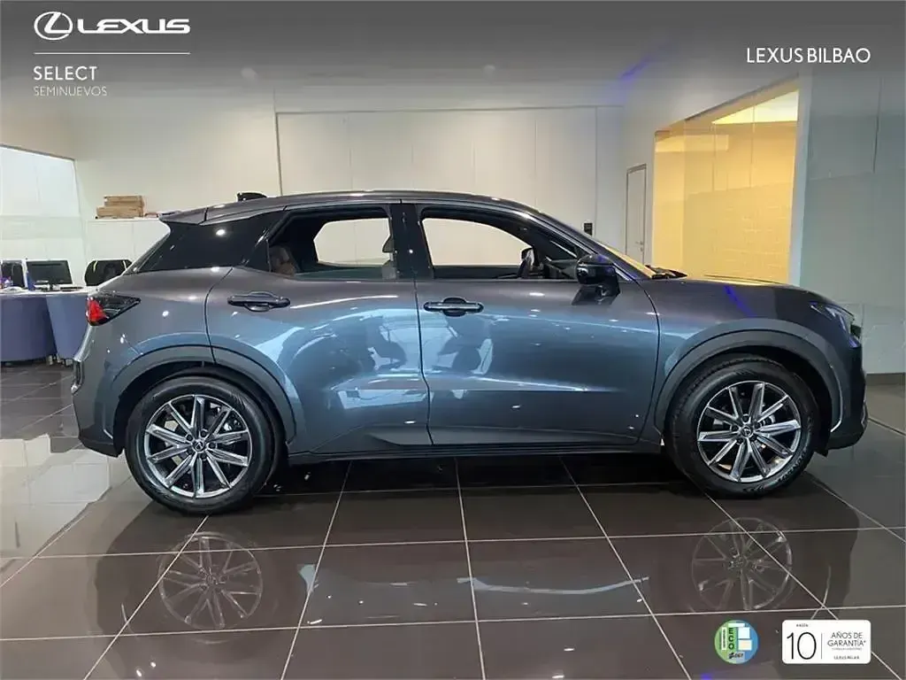 Usado Lexus LBX 136 CV (100 kW) 2025 Gris / plata SUV