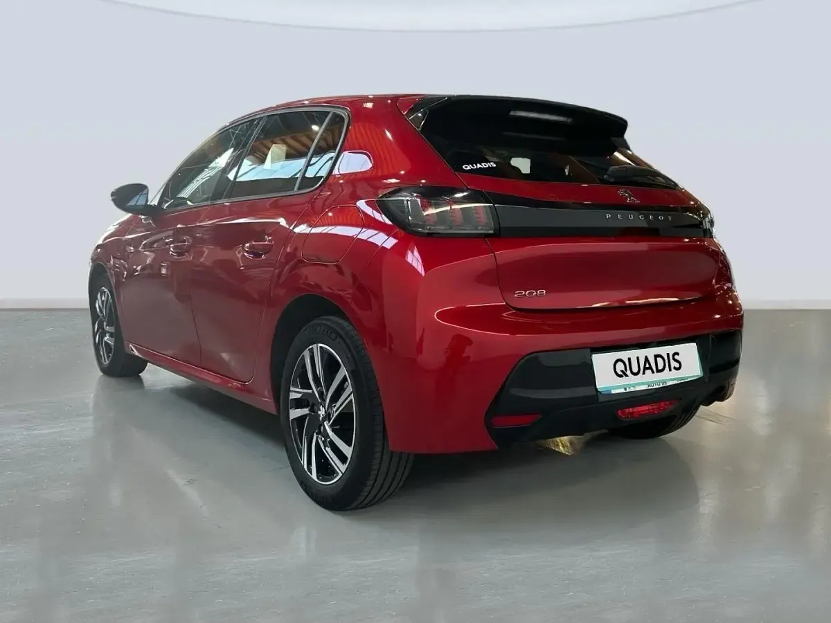 Usado Peugeot 208 Allure 101 CV (74 kW) 2023 Rojo Utilitario