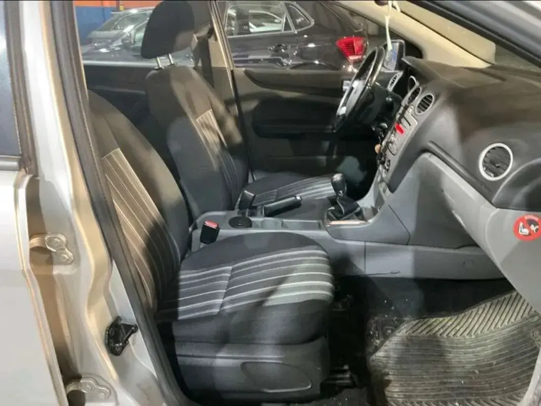 Usado Ford Focus Titanium 90 CV (66 kW) 2008 Gris Utilitario