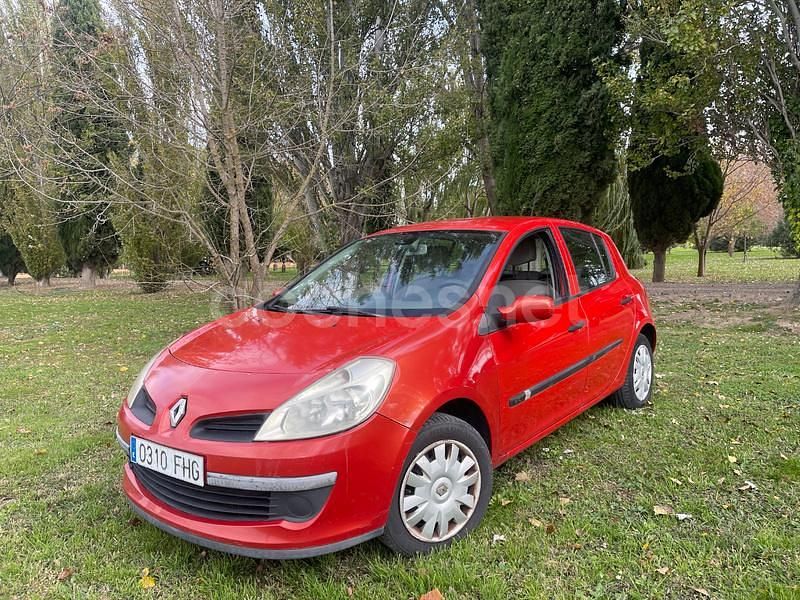 Rojo Usado 2006 Renault Clio II Dynamique Berlina | 2999 € (Precio justo) - Imagen 1/4