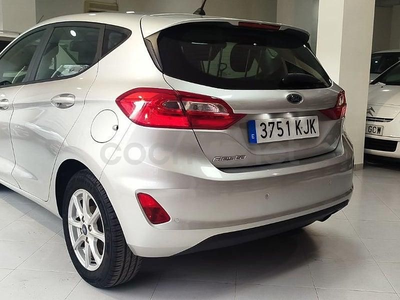 Usado Ford Fiesta Trend 85 CV (62 kW) 2017 Gris / plata Berlina
