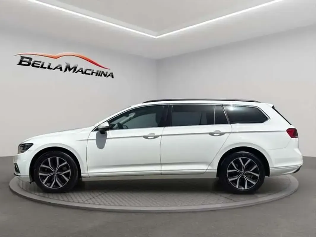 Usado VW Passat Executive 150 CV (110 kW) 2022 Blanco Familiar