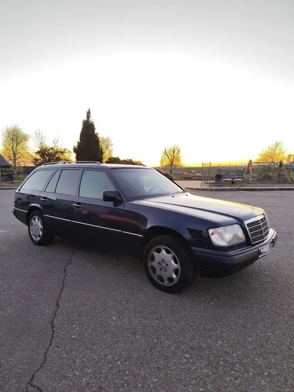 Usado Mercedes E300 136 CV (100 kW) 1994 Azul Familiar