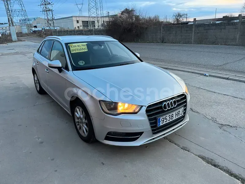Usado Audi A3 Attraction 105 CV (77 kW) 2013 Gris / plata Berlina