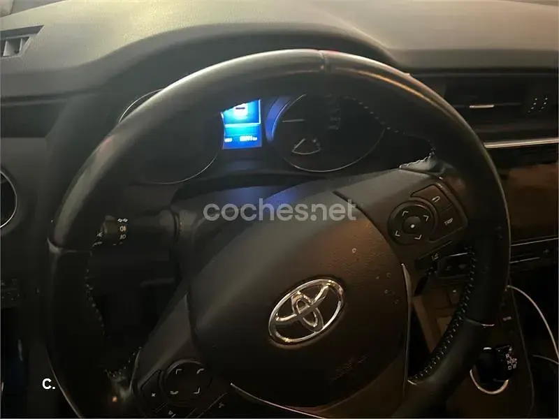 Usado Toyota Auris Hybrid Business Edition 136 CV (100 kW) 2017 Azul Familiar