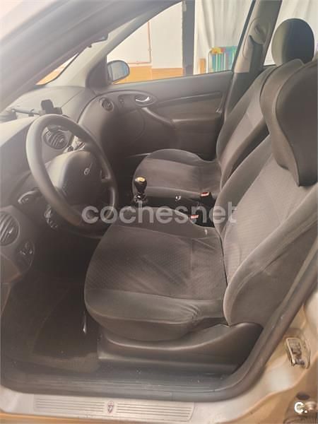 Usado Ford Focus Ghia 115 CV (84 kW) 2002 Gris / plata Familiar