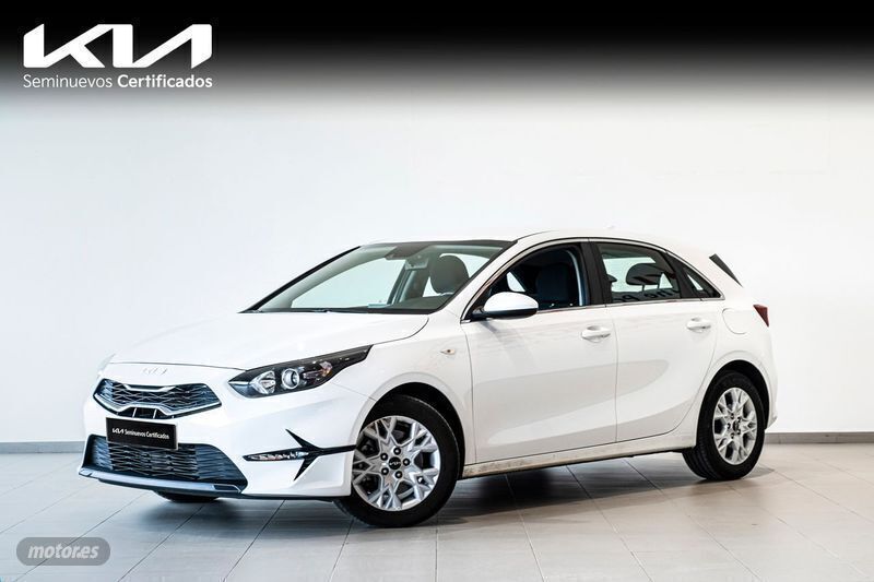 Blanco Usado 2023 Kia Ceed Berlina | 19.900 € (Un poco caro) - Imagen 1/4