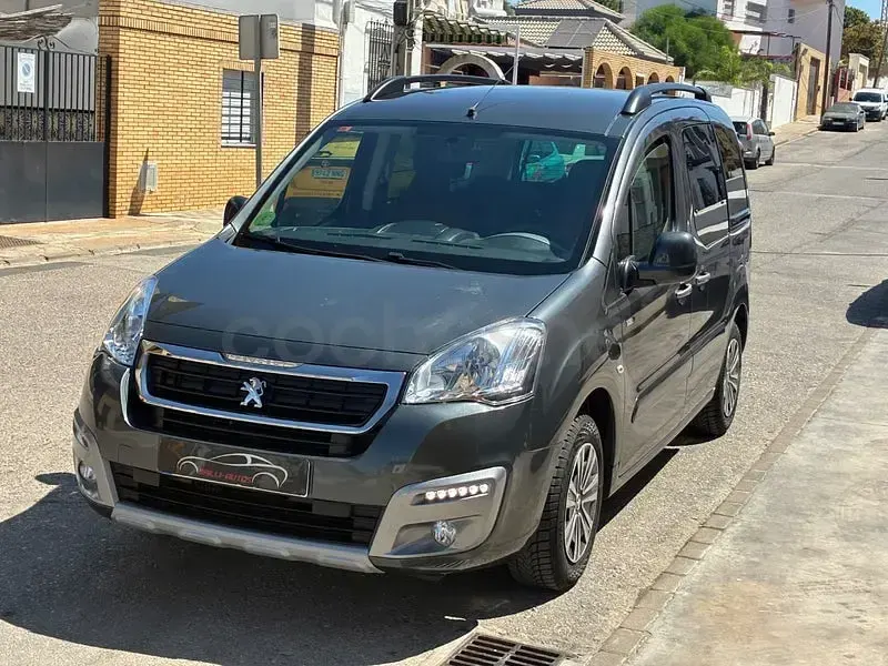 Usado Peugeot Partner Tepee Style 100 CV (73 kW) 2016 Gris / plata Monovolumen