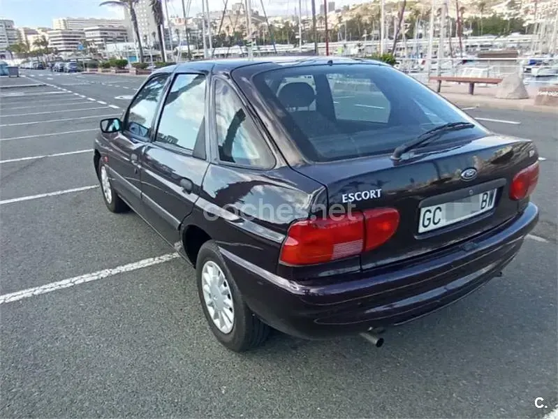 Usado Ford Escort 90 CV (66 kW) 1997 Violeta / lila Berlina