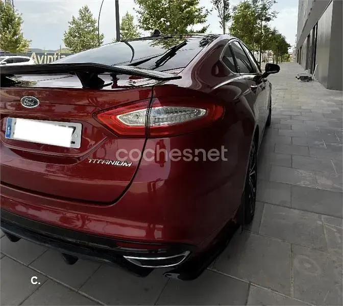 Usado Ford Mondeo Titanium 180 CV (132 kW) 2015 Granate Berlina